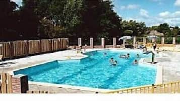 Alberca al aire libre y alberca climatizada