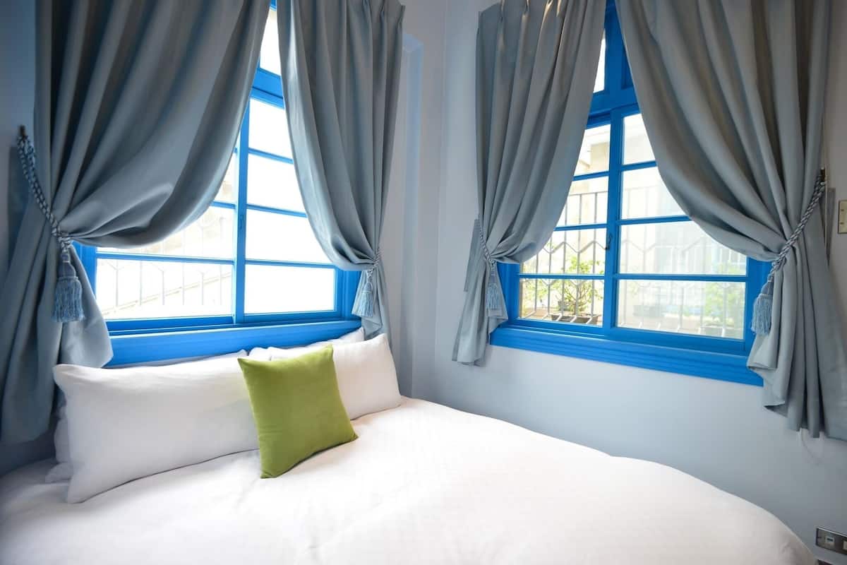 1 bedroom, premium bedding, desk, blackout curtains