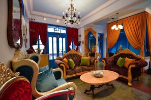 Elite Double Room, 3 Bedrooms, Shared Bathroom, Courtyard Area | Lobby - Chikan West Homestay (Tainan)