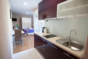 In-room safe, desk, soundproofing, iron/ironing board - Apartments Vlasic (Podstrana)