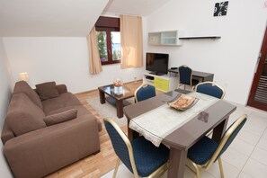 Deluxe Apartment, Sea View | Living room | Flat-screen TV, ping pong