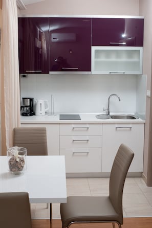 Studio, vue mer (4) | Coin cuisine privé | Réfrigérateur, micro-ondes, plaque de cuisson, cafetière/bouilloire