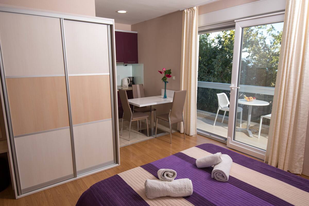 Studio, Sea View (3) | In-room safe, desk, soundproofing, iron/ironing board (on request)