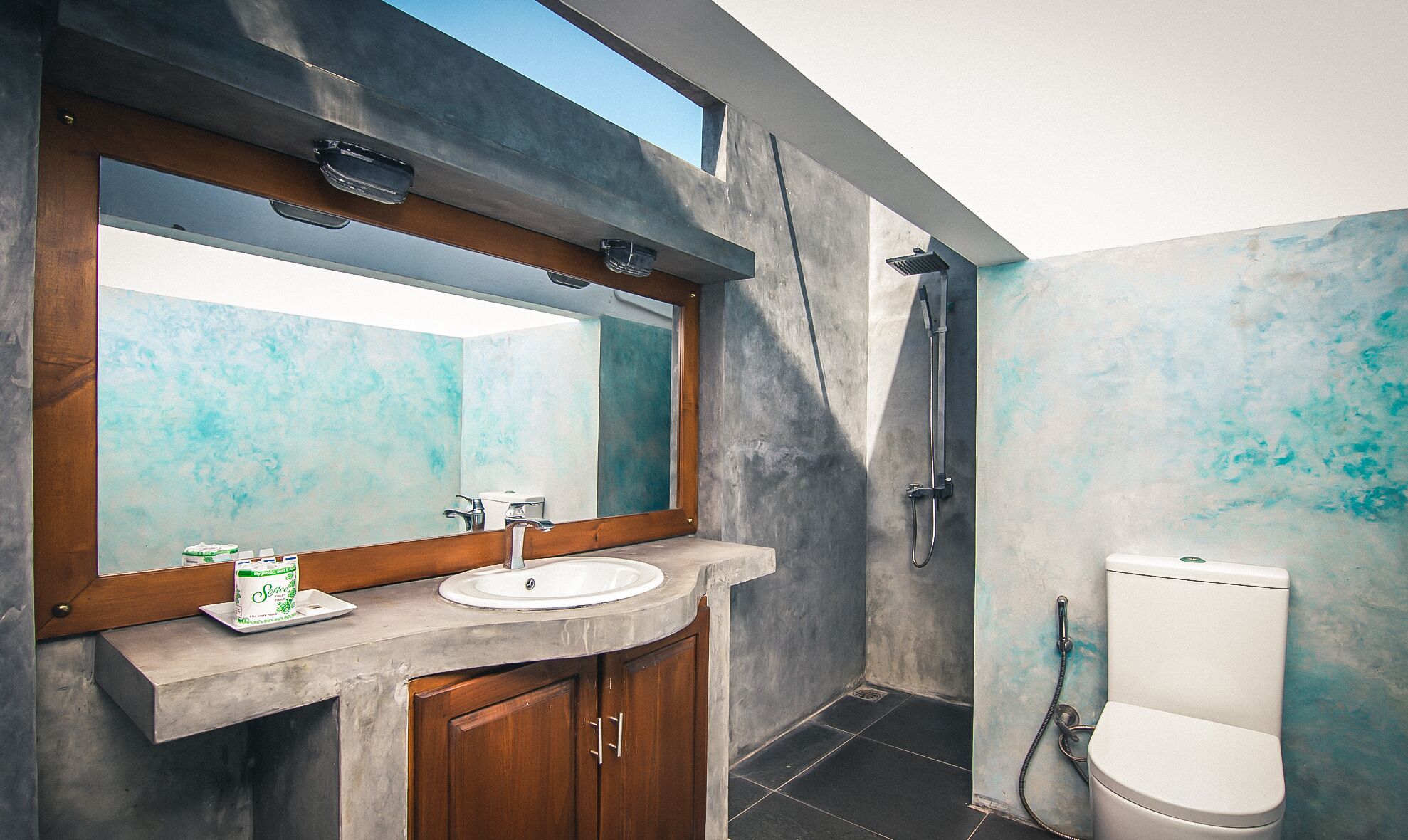 luxury room, 1 queen bed, ocean view | bathroom | shower, free toiletries, bidet, towels