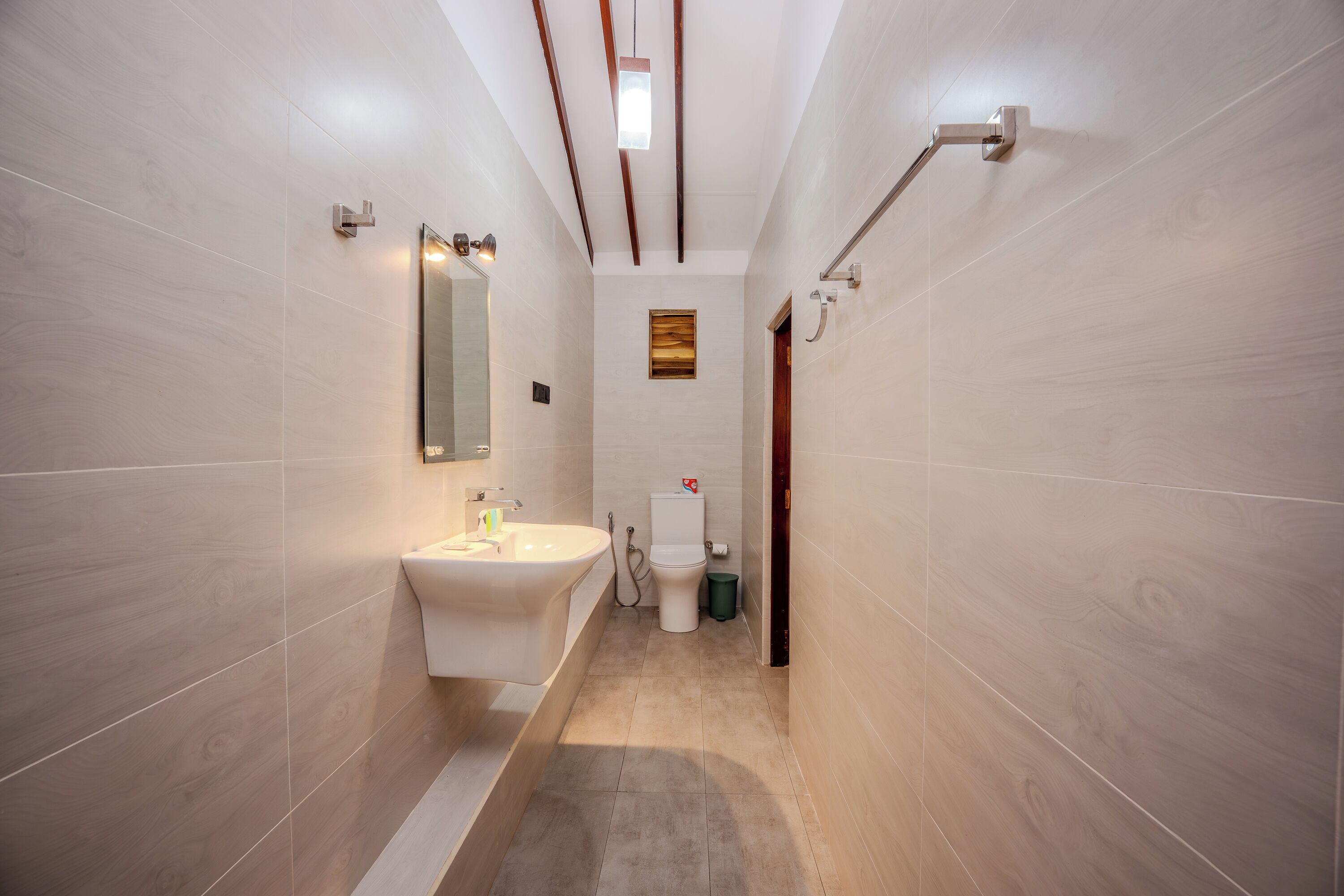 deluxe room | bathroom | shower, free toiletries, bidet, towels
