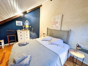 2 bedrooms, iron/ironing board, travel cot, WiFi - A charming old farm, close the sea (Yffiniac)