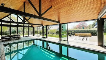 Een binnenzwembad en een verwarmd zwembad