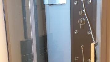 Douche, sĂšche-cheveux, serviettes fournies, papier toilette