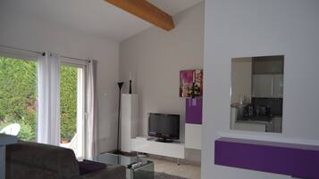 Smart-tv, een tafeltennistafel en boeken