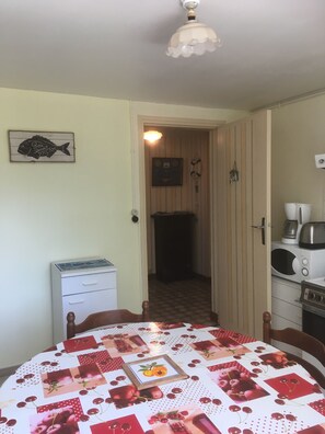 Dining - Les Hortensias, 3 bedrooms. Large garden, enclosed parking. Near Carnac, Lorient... (Belz)
