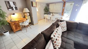 Télévision, lecteur de DVD, baby-foot, table de tennis de table