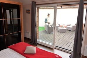 3 habitaciones, escritorio y tabla de planchar con plancha 