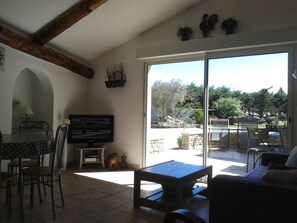 Een televisie en een dvd-speler