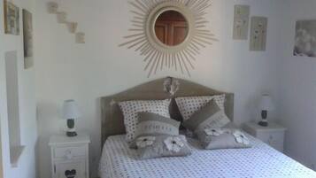 1 habitación, tabla de planchar con plancha, wifi gratis y ropa de cama