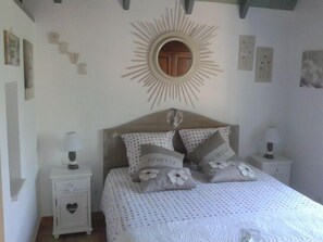 1 slaapkamer, een strijkplank/strijkijzer, gratis wifi, beddengoed