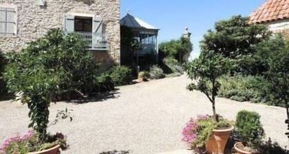 Authentisches Bauernhaus mit Pool, umgeben von Weinbergen zwischen Meer und Bergen