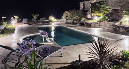 HERMOSA PIEDRA A LO LARGO EN PAZ CON PISCINA CLIMATIZADA