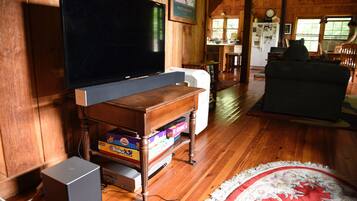 Una Smart TV, un reproductor de DVD, libros, una biblioteca de música