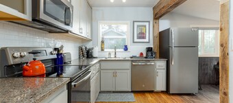 Trendy West Side │Walk to Breweries & Food Carts │Hot Tub │Fenced Outdoor Space