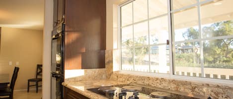 Geladeira, micro-ondas, fogão, cooktop