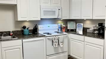 ثلاجة، ميكروويف، فرن، موقد طهي مسطح