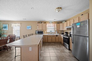 Fridge, microwave, oven, stovetop - Castaway II (Gulf Shores)