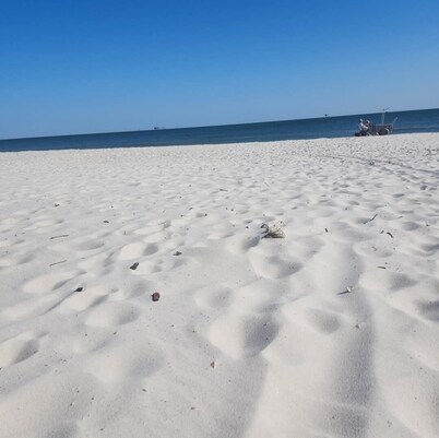 Castaway II - less than 100 yards walking distance to the beach