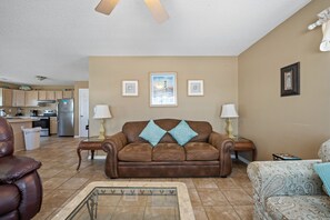 Smart TV, DVD player, books, stereo - Castaway II (Gulf Shores)