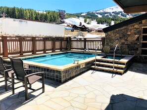 Una piscina cubierta, una piscina climatizada