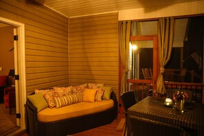 Smart TV, fireplace, DVD player, books - Private Lakeside, private Dock, Outddor Kitchen Fire Pit & More (Chappells)