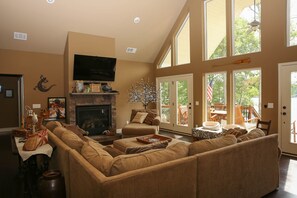 Smart TV, fireplace, DVD player, books - Private Lakeside, private Dock, Outddor Kitchen Fire Pit & More (Chappells)