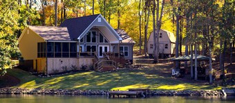 Private Lakeside, private Dock, Outddor Kitchen Fire Pit & More