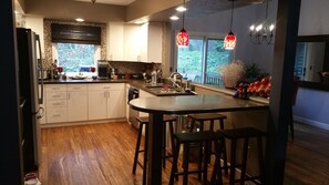 Kjøleskap, mikrobølgeovn, ovn og kokeplater