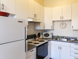 Kjøleskap, mikrobølgeovn, ovn og kokeplater