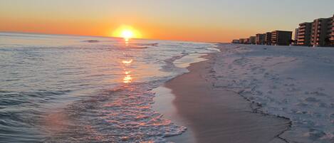 På stranden og solsenger