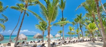 Beachfront Paradise ~ Front Seat to Quintessential Island Living ~ Private Beach