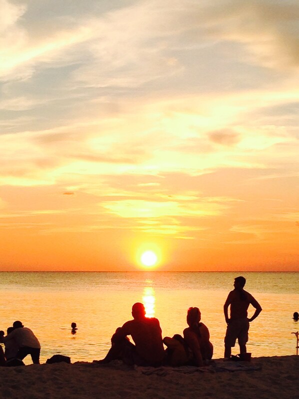 Nära stranden, solstolar och strandhanddukar