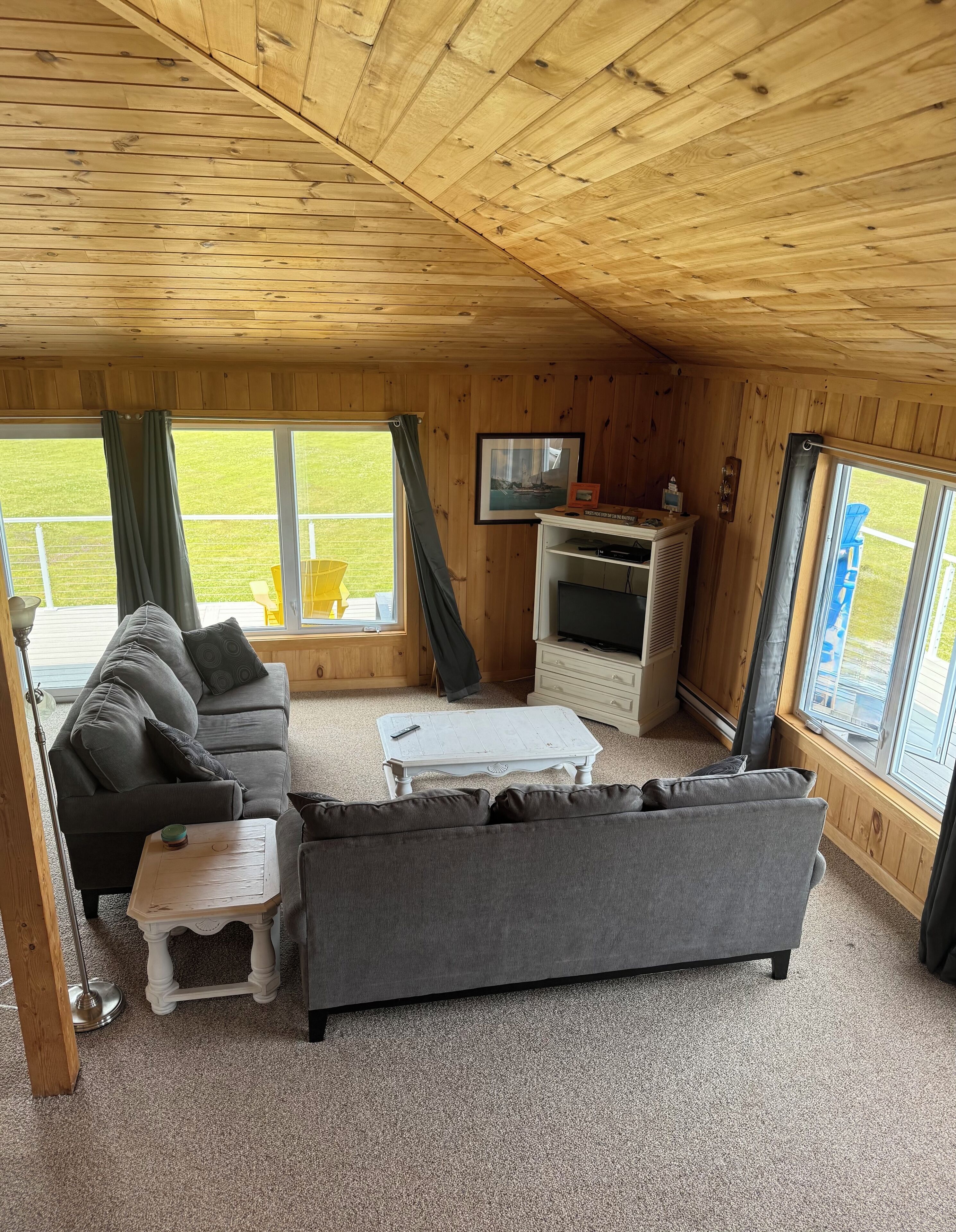 Smart-TV, DVD-spiller, bøker og filmbibliotek