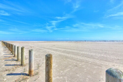 A Cozy Getaway Near the Beach, heated pool, pickleball courts!