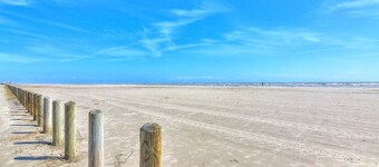 A Cozy Getaway Near the Beach, heated pool, pickleball courts!