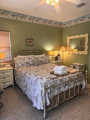 4 多间卧室、防过敏的被褥、加厚床垫、办公桌