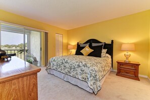 2 bedrooms, iron/ironing board, free WiFi, bed sheets - Amazing View - On Golf Course - Near Beaches, Shopping & Restaurants (Venice)
