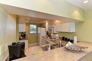 Fridge, microwave, oven, stovetop - Amazing View - On Golf Course - Near Beaches, Shopping & Restaurants (Venice)