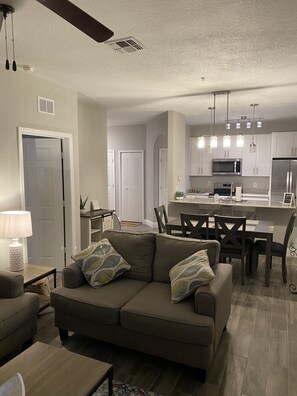 Smart TV, videogiochi, tavolo da calcetto, videoteca