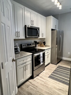 Frigorifero, microonde, forno, piano cottura