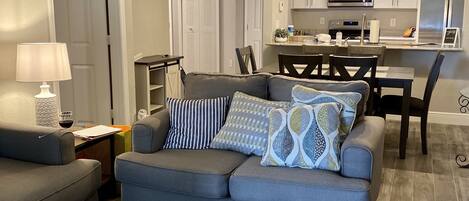 Téléviseur connecté, jeux vidéo, table de baby-foot, sélection de films