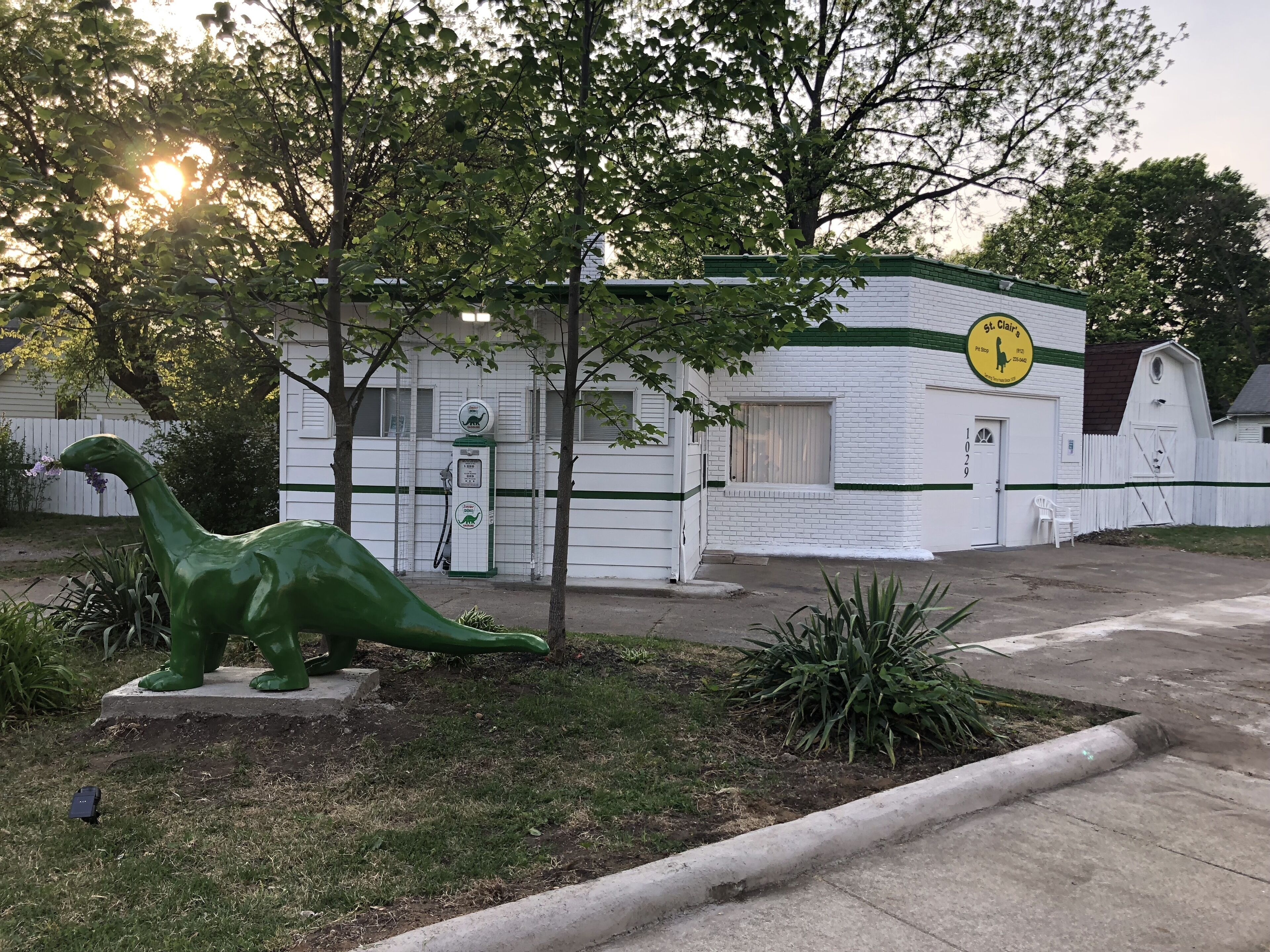 Nostalgic 1950s-Garage-Themed VRBO — Sleeps 10! in Terre Haute, United States