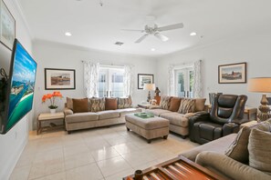 Een smart-tv, een open haard, boeken en een kantoor