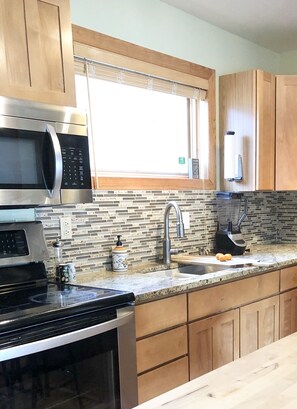 Een koelkast, een microgolfoven, een oven, een kookplaat