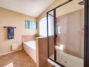 Combined shower/tub, hair dryer, towels